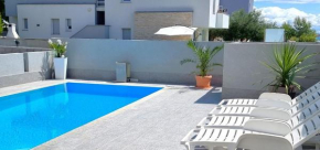 Erdgeschoss-Ferienwohnung mit Garten und Pool